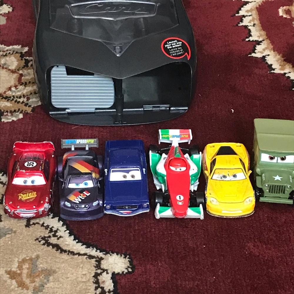 6 lightning McQueen cars and a car launcher